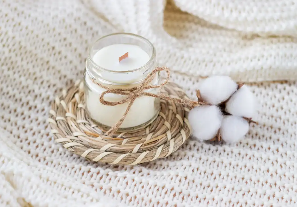 Czy świece sojowe są zdrowe? Wyjaśniamy dlaczego lepiej wypalać wosk sojowy.
